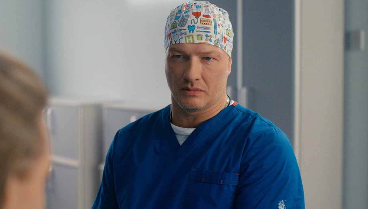 Дата выхода 2 сезона сериала «Акушер» и подробности новой главы Кадр из сериала «Акушер» с возможной датой выхода 2 сезона в 2025 году