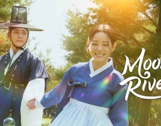 Будет ли 2 сезон дорамы «Струящаяся над рекой луна», что известно о продолжении Дорама «Струящаяся над рекой луна» — заставка, 2 сезон может выйти в 2026-2027 году.
