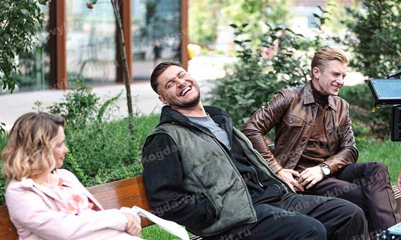 «Интересное положение» — кадр из сериала, премьера второго сезона может настать в 2026-2027 году.