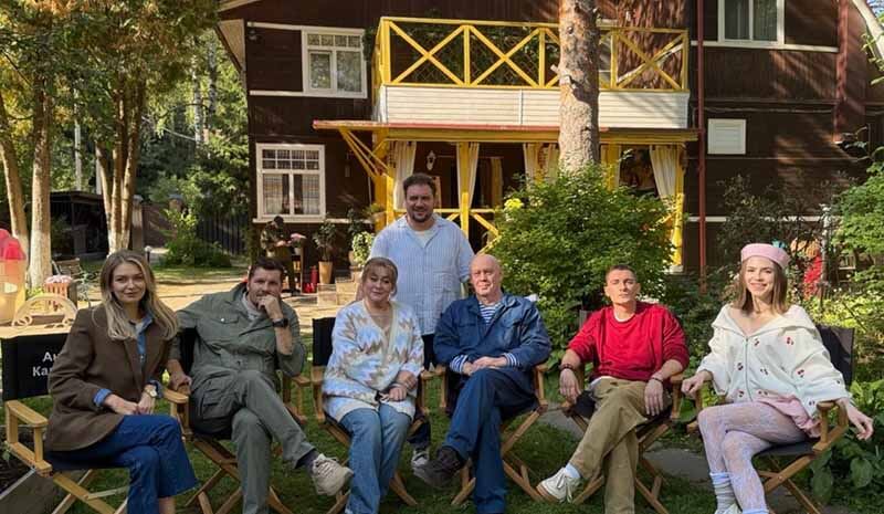 «Праздники» — кадр из сериала, премьера четвертого сезона может наступить в 2026 году.