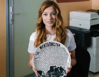 Сериал «Менталистка» — заставка, 1 сезон выйдет в феврале 2026 года.