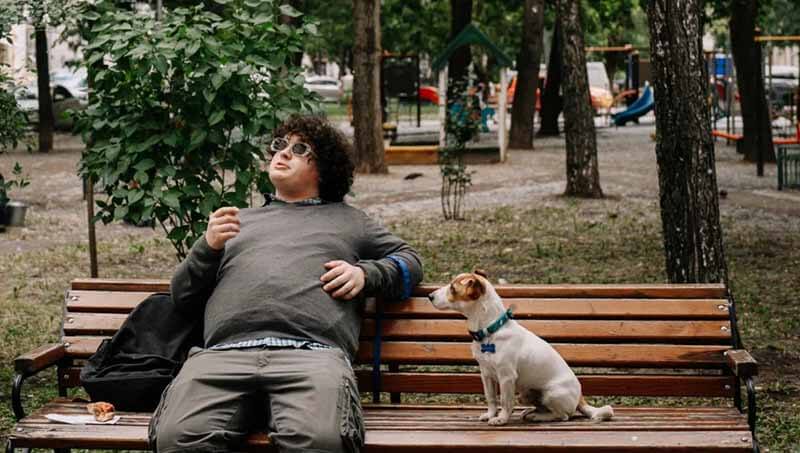 «Жека Рассел» — кадр из сериала, премьера второго сезона может наступить в 2026-2027 году.