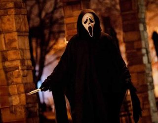 Когда выйдет фильм «Крик 8» и будет ли вообще продолжение? Фильм «Крик» — заставка, 8 часть может выйти в 2027-2028 году.