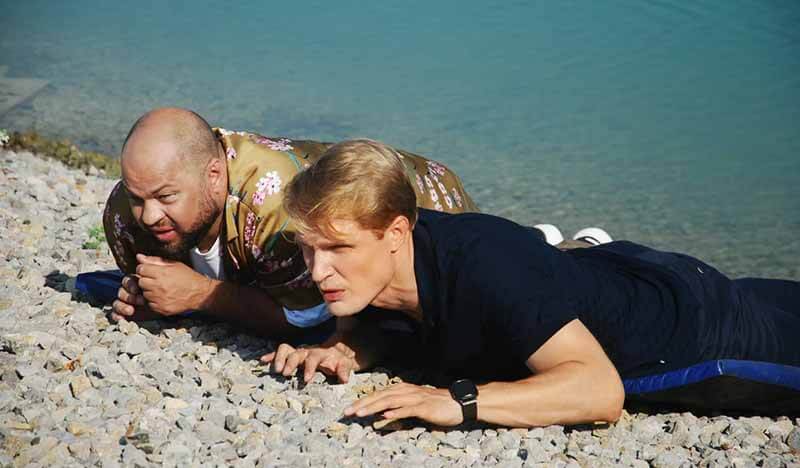 «Солнце, море, два ствола» — кадр из сериала, премьера третьего сезона на СТС может наступить в 2026-2027 году.